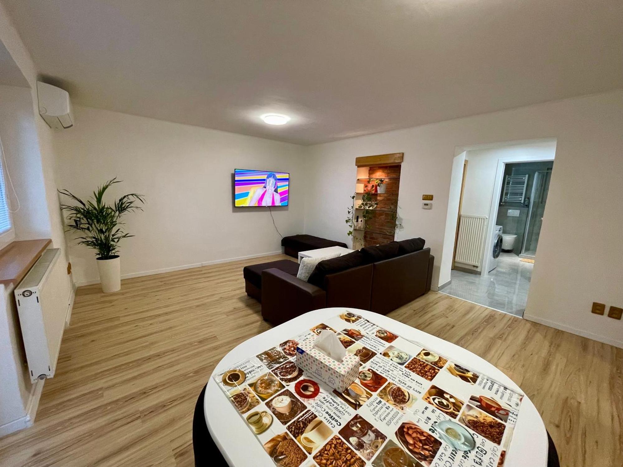 Park, 24h Checkin & Centre W Free Parking Apartment