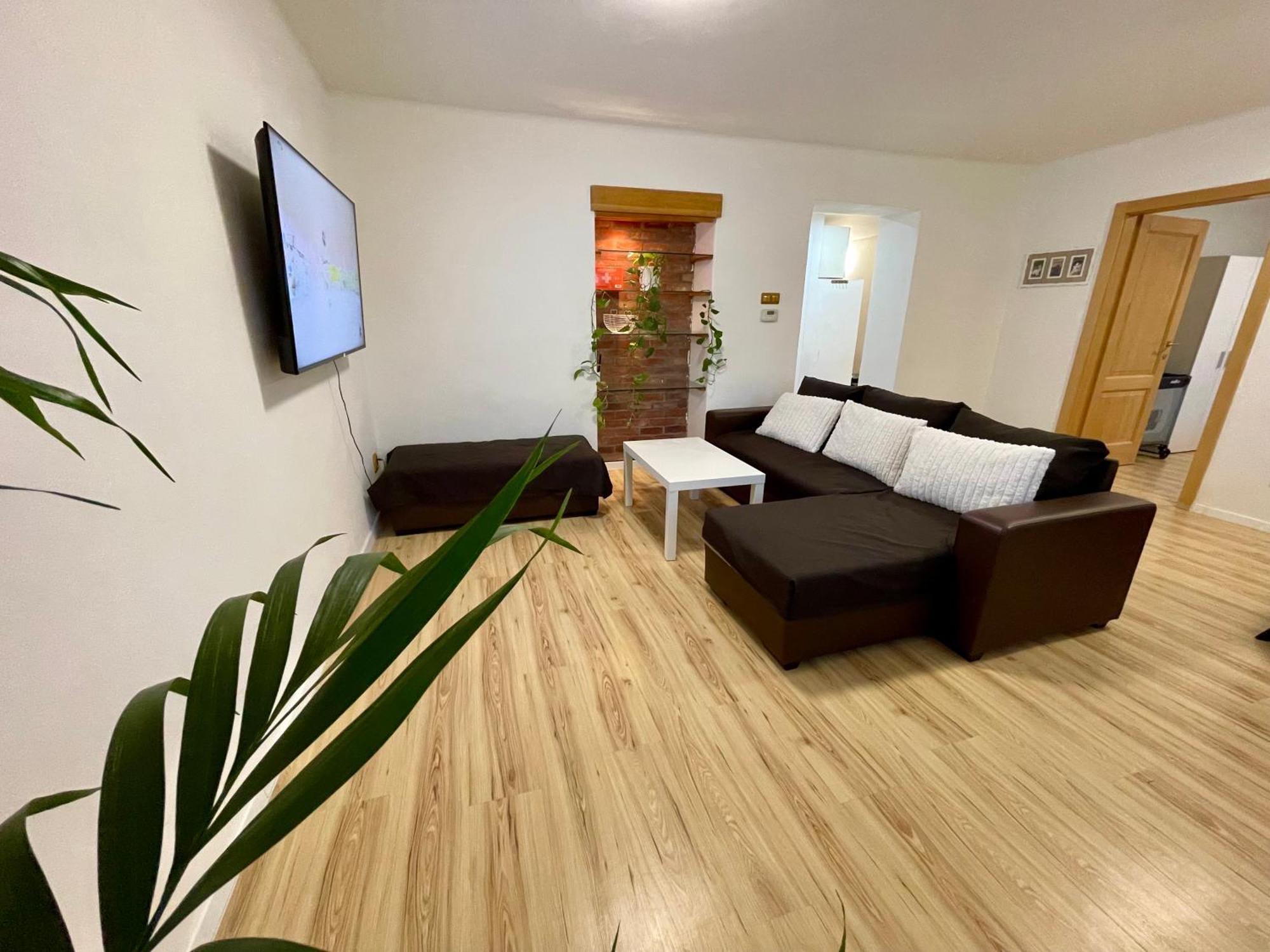 Park, 24h Checkin & Centre W Free Parking Apartment *